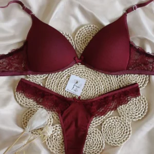 Conjunto Triángulo con Encaje y Detalles Delicados en Varios Colores